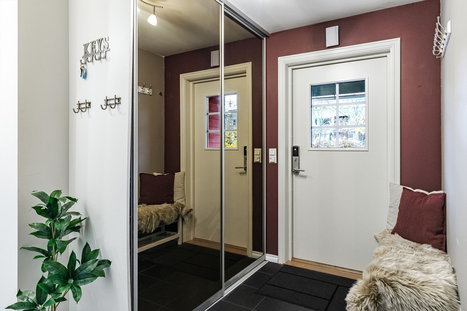 Flislagt og romslig gang med gulvvarme. Praktisk med skyvedørsgarderobe for ekstra lagringsplass. Galleribilde