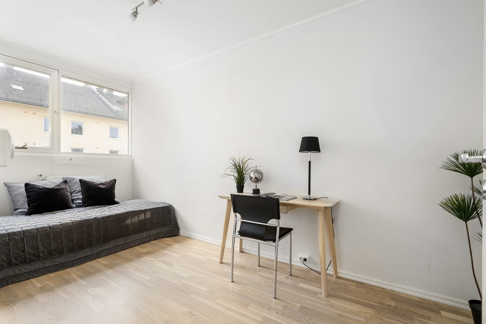 Soverommet har også god garderobeplass. Galleribilde