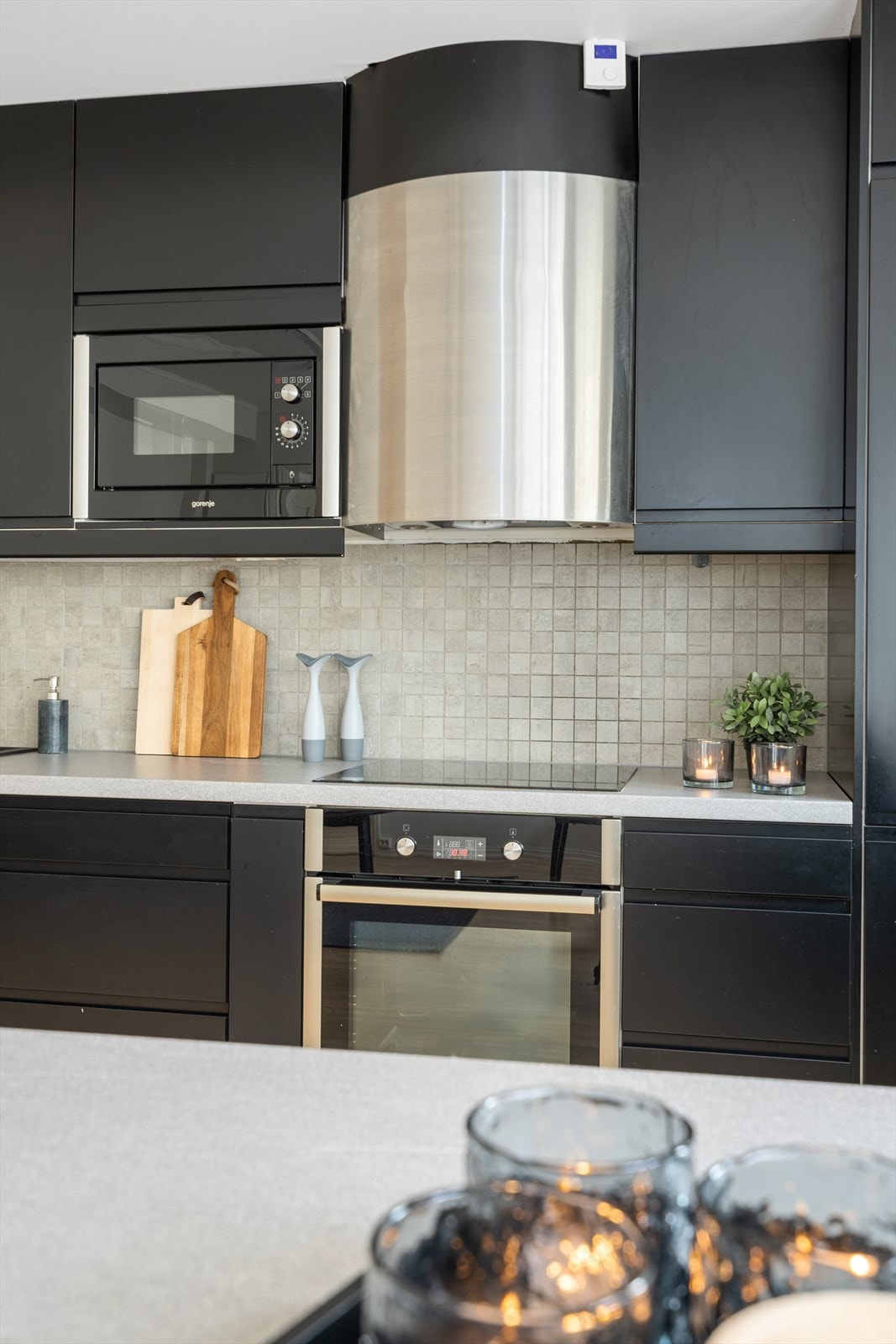 Kjøkkenet er utstyrt med integrerte hvitevarer som stekeovn, induksjonstopp, kjøle og fryseskap, oppvaskmaskin og mikrobølgeovn som følger leiligheten. Galleribilde