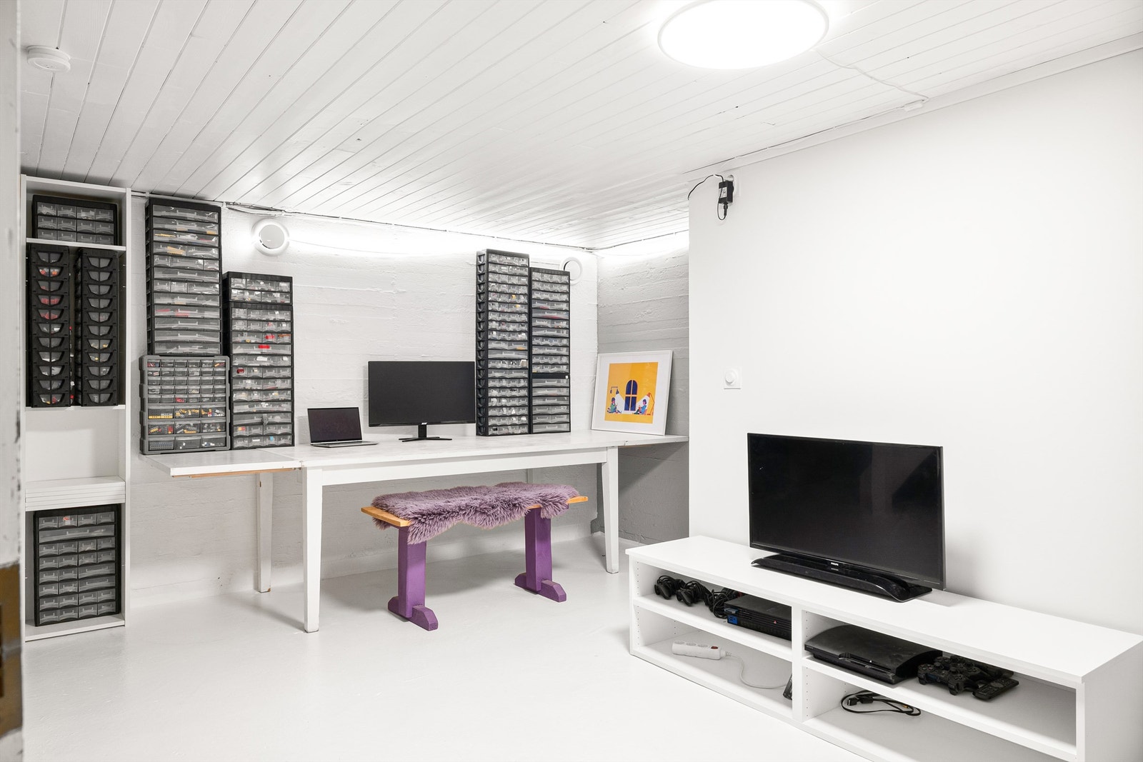 Rom i kjeller brukt som hobbyrom (ikke omsøkt og godkjent som rom til varig opphold). Galleribilde