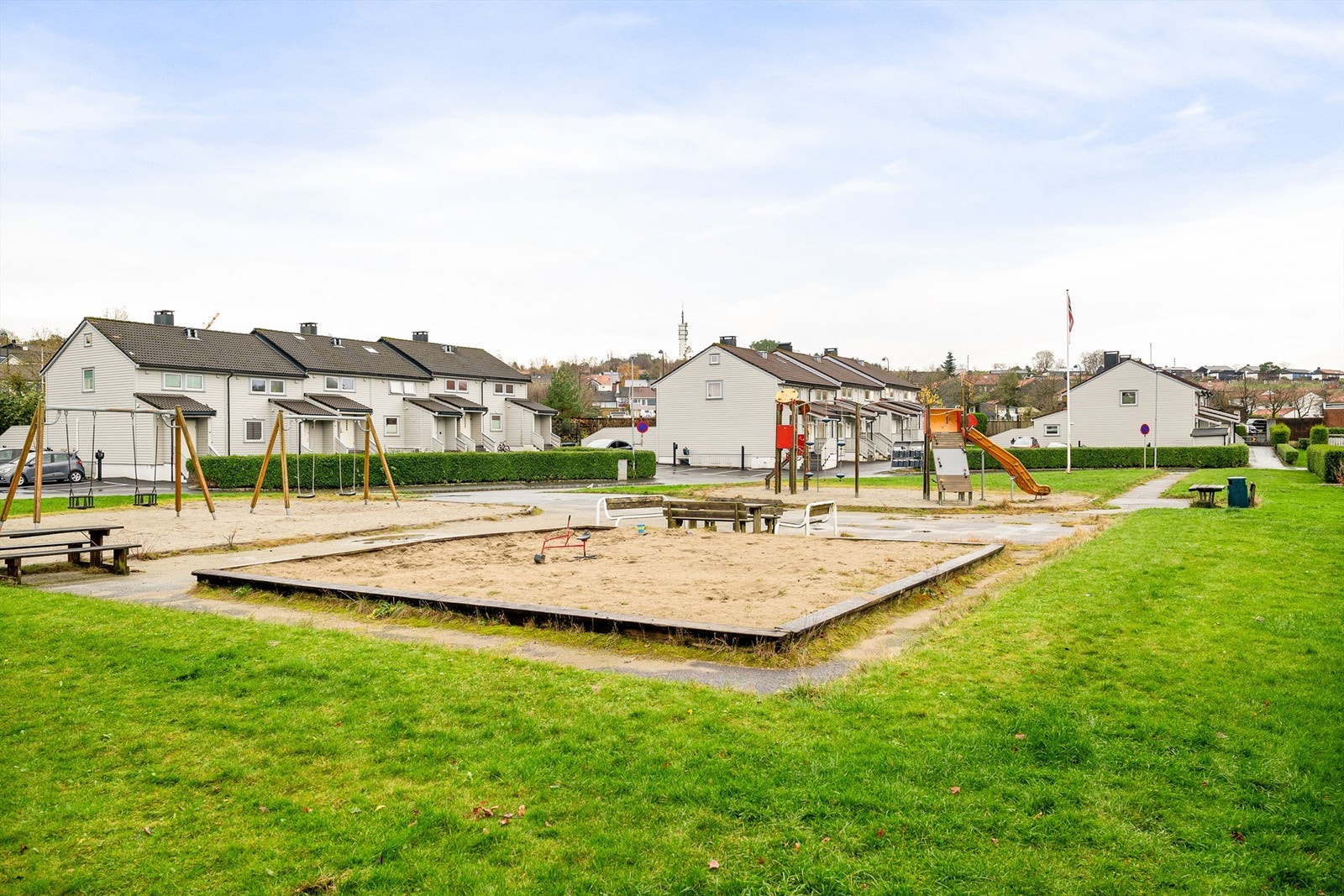 Det er flere lekeplasser og rekreasjonsområder like utenfor døren. Galleribilde
