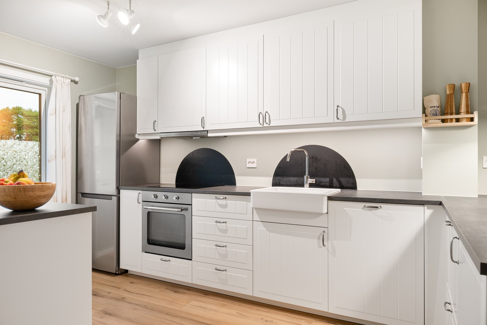 Alle hvitevarer på kjøkken medfølger i handelen. Galleribilde