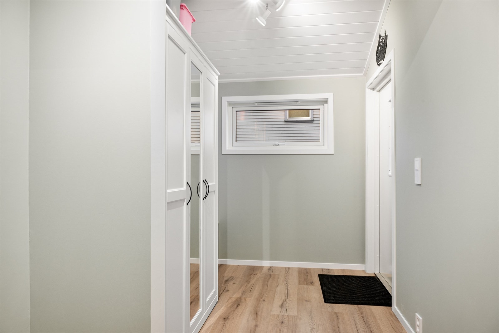 Gang med plass til garderobeløsning. Galleribilde