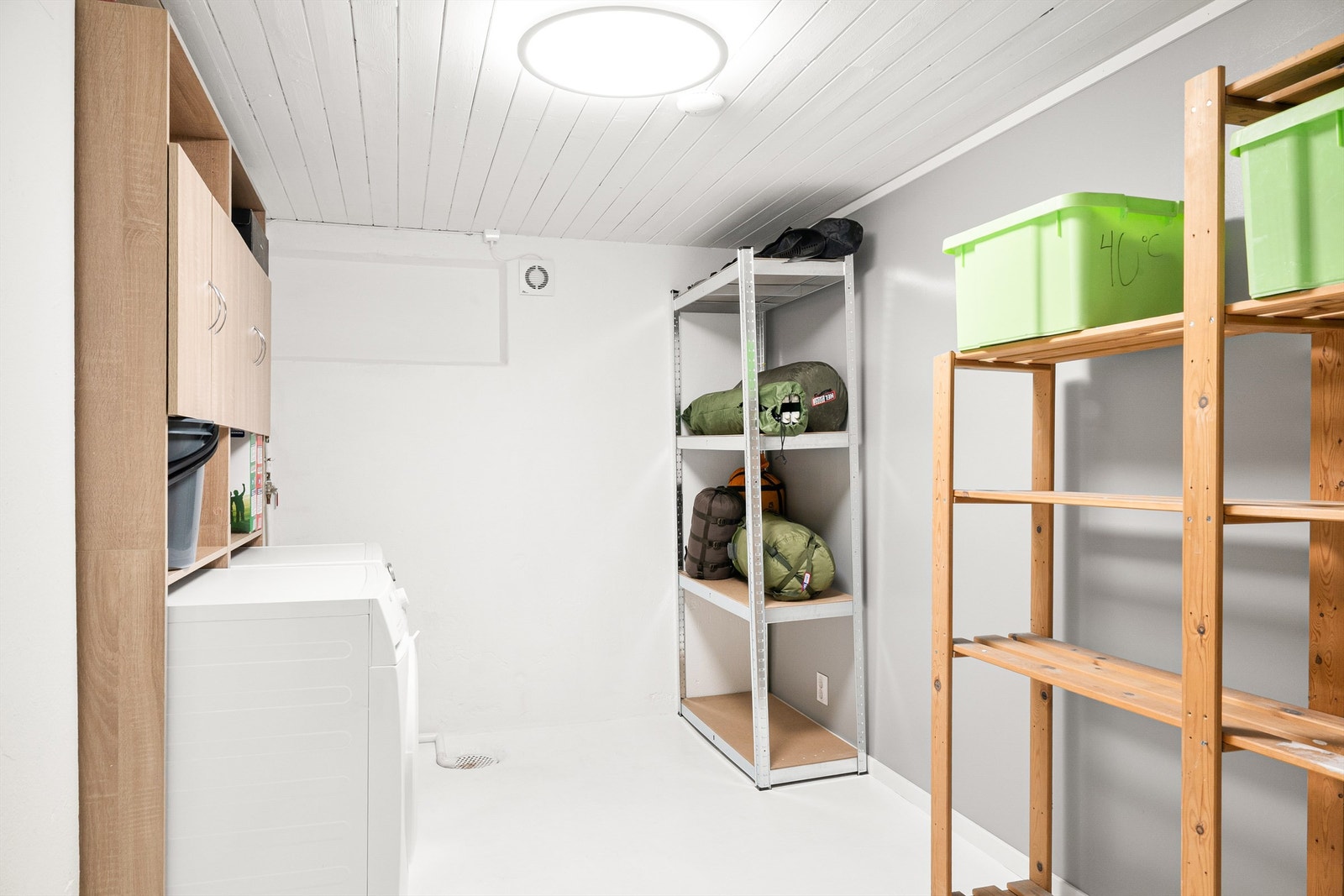 Vaskerom med smart hylleløsning. Galleribilde