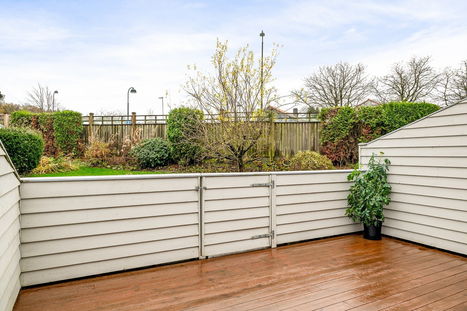 Romslig sørvendt terrasse med gode solforhold samt god plass til både utemøbler og grill. Galleribilde