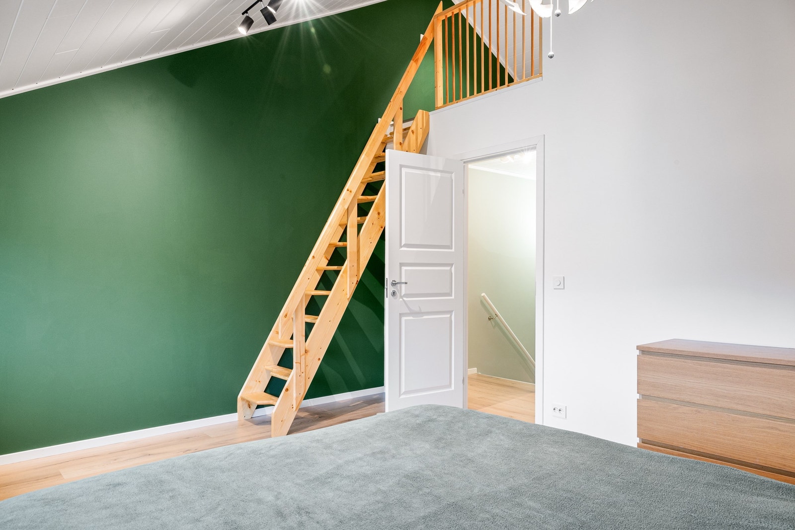 Soverommet har egen hemsløsning med gode lagringsmuligheter. Galleribilde