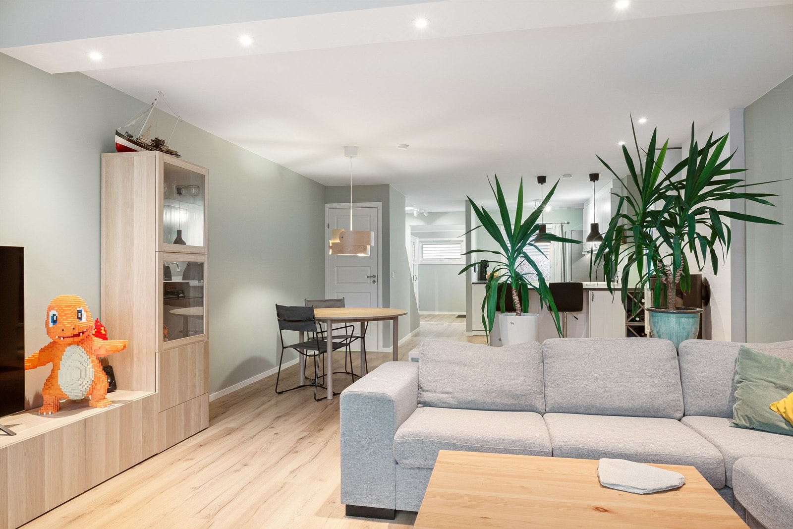 Stuens for gjør den enkel å møblere hvor man har plass til både sitte- og spisegruppe. Galleribilde