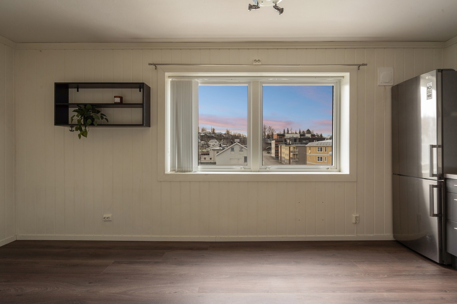 Leiligheten har en lys og åpen planløsning med store vinduer som gir godt dagslys og utsikt mot byen. Galleribilde