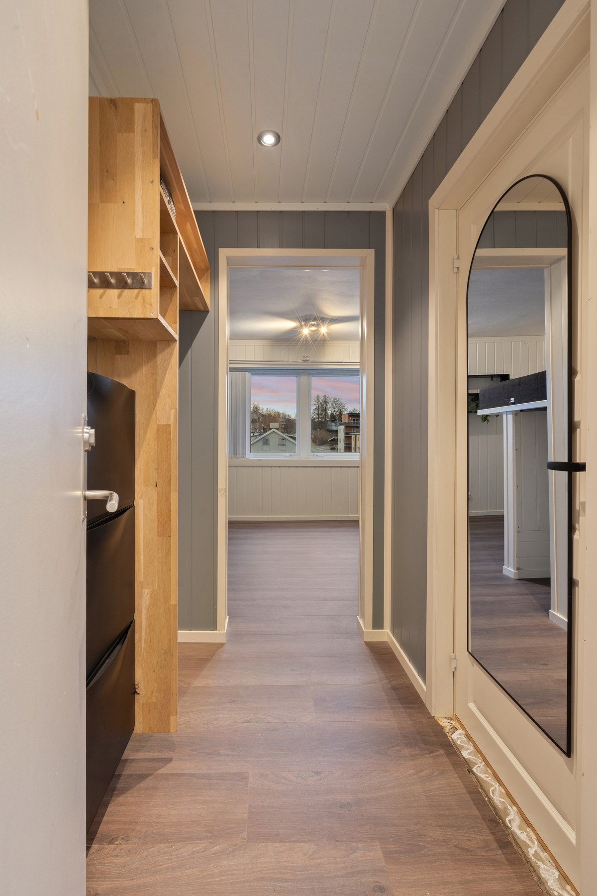 Praktisk gang med oppbevaringsmuligheter. Galleribilde