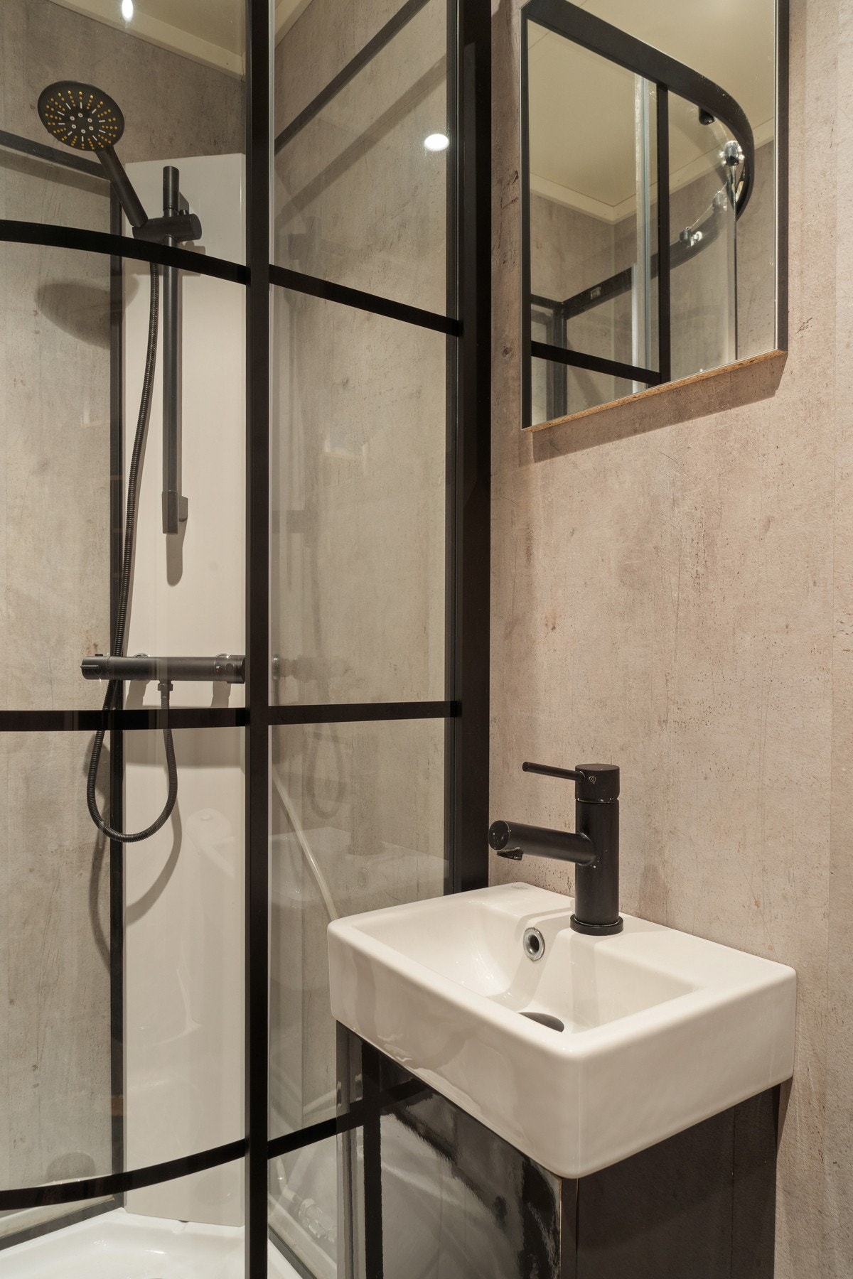 Baderommet ble oppgradert med nye veggplater, innredning og
dusjkabinett i ca. 2020. Galleribilde