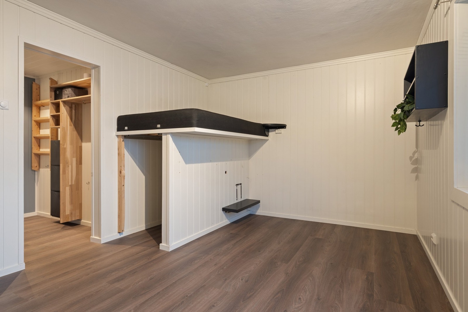 Leiligheten har en gjennomtenkt løsning med soveplass i hems, som gir ekstra gulvplass til stue og oppholdsrom. Galleribilde