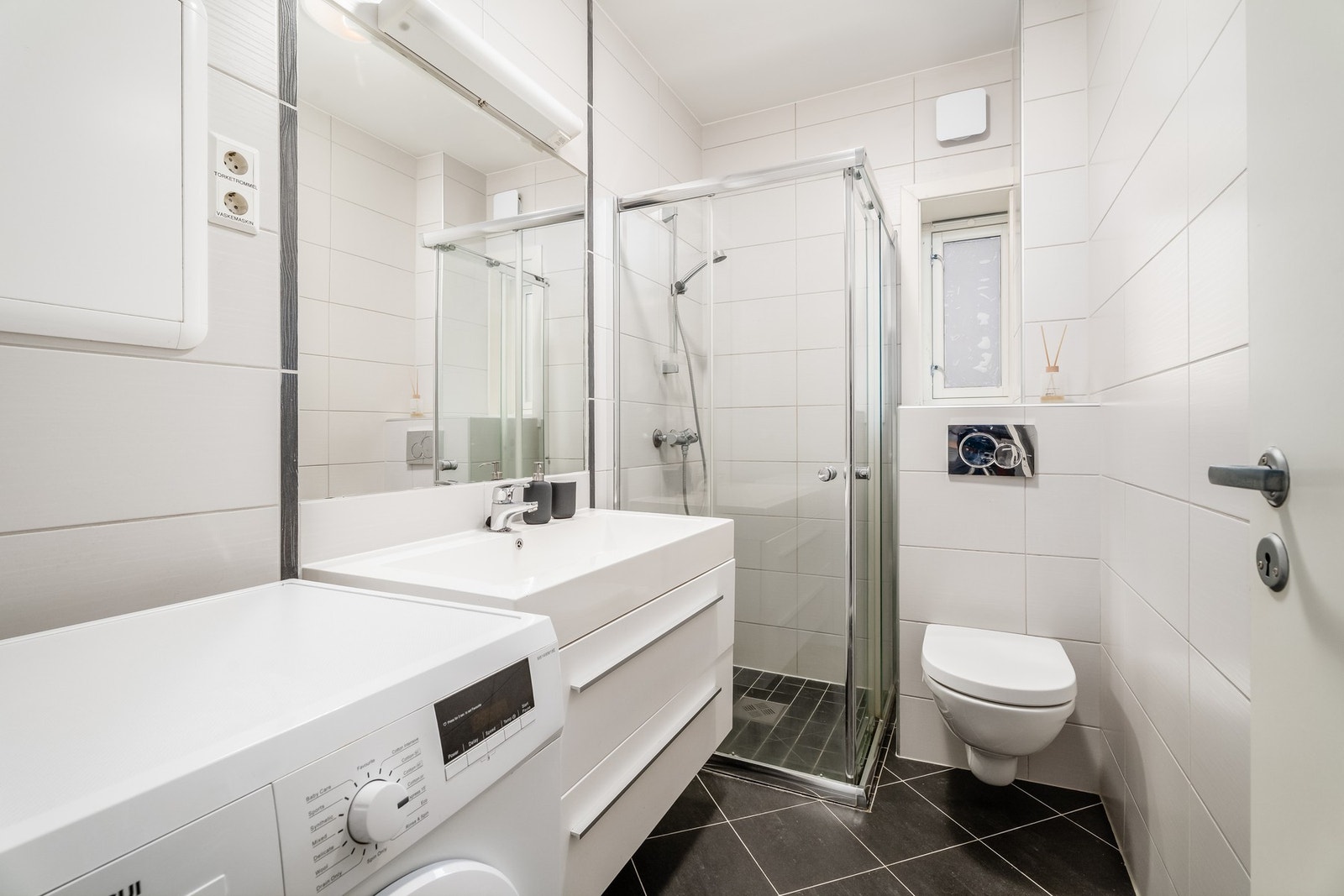 Flott helfliset bad med gulvvarme. Galleribilde