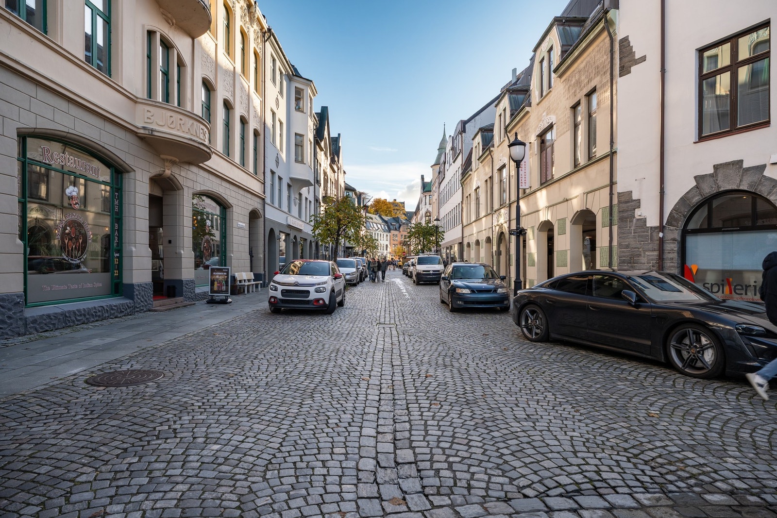 Her bor du midt i bykjernen, omgitt av hyggelige kafeer, gode spisesteder og et variert utvalg av barer - alt bare et par skritt fra inngangsdøren. Galleribilde