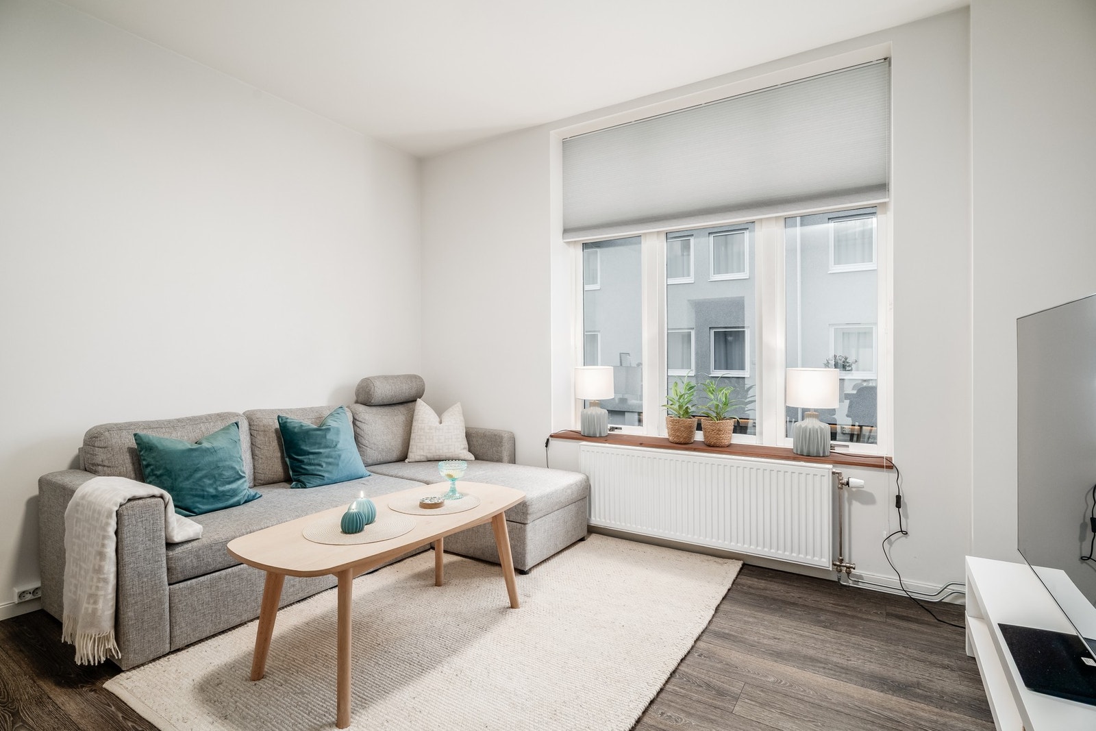 Lys og moderne stue med store vinduer. Galleribilde