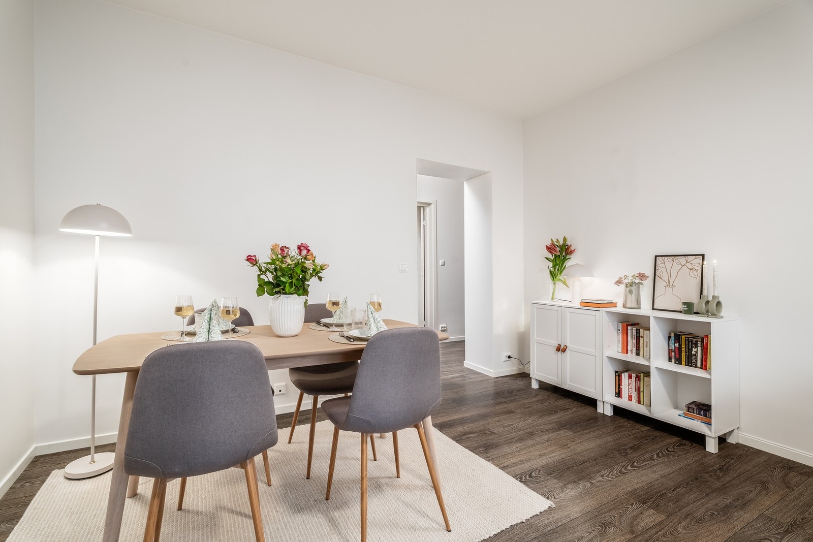 Stuen er romslig og har rikelig med plass til ulike møbleringsmuligheter. Galleribilde