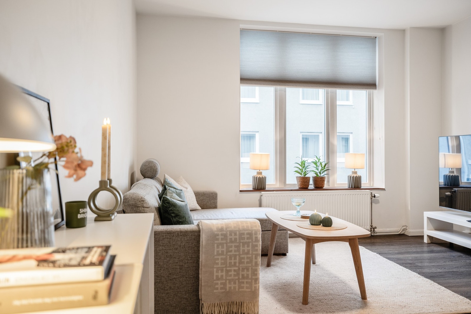 Stue: Leiligheten har gjennomgående god standard og fremstår som tidsriktig. Galleribilde