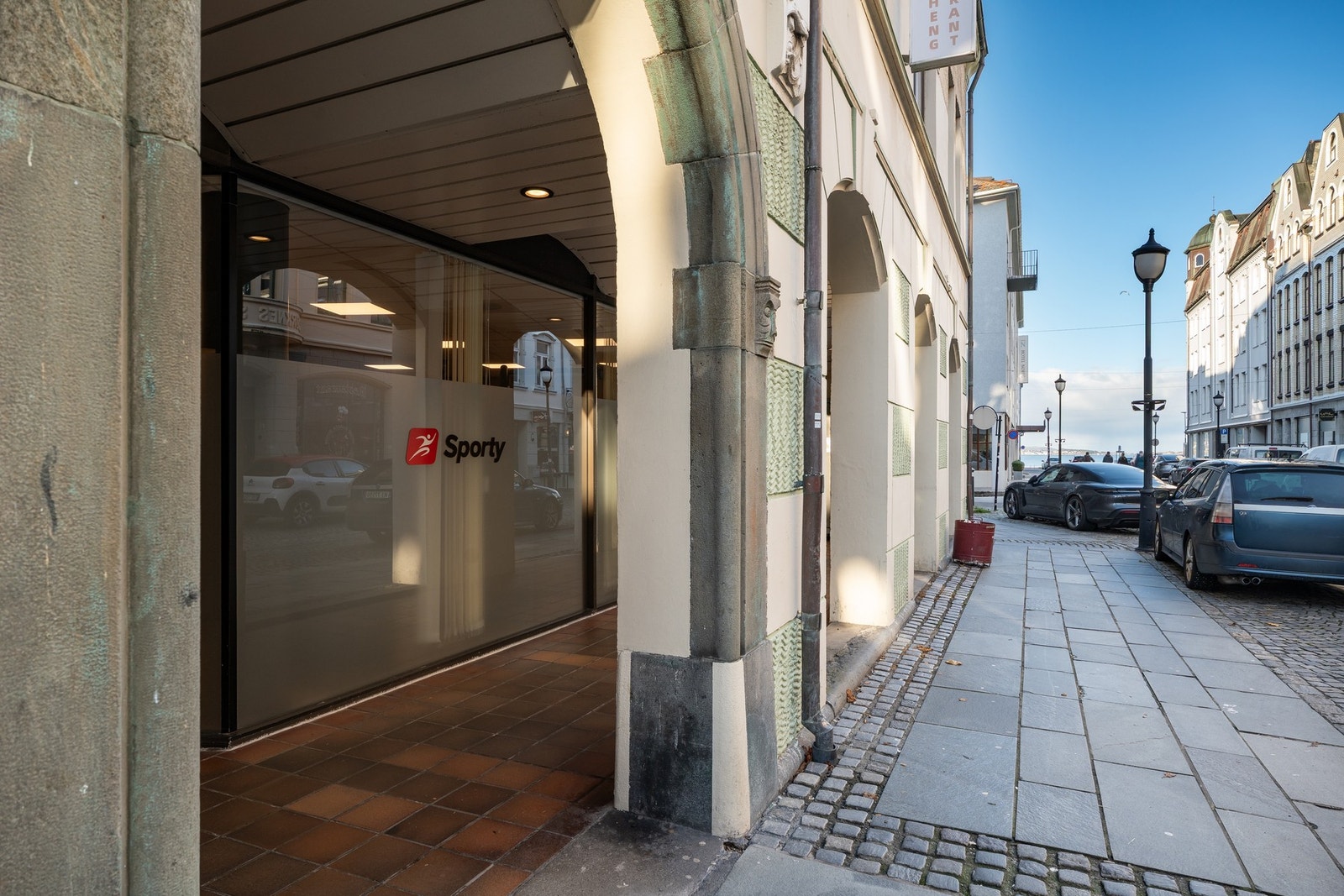 Treningssenteret Sporty ligger rett utenfor leiligheten. Galleribilde