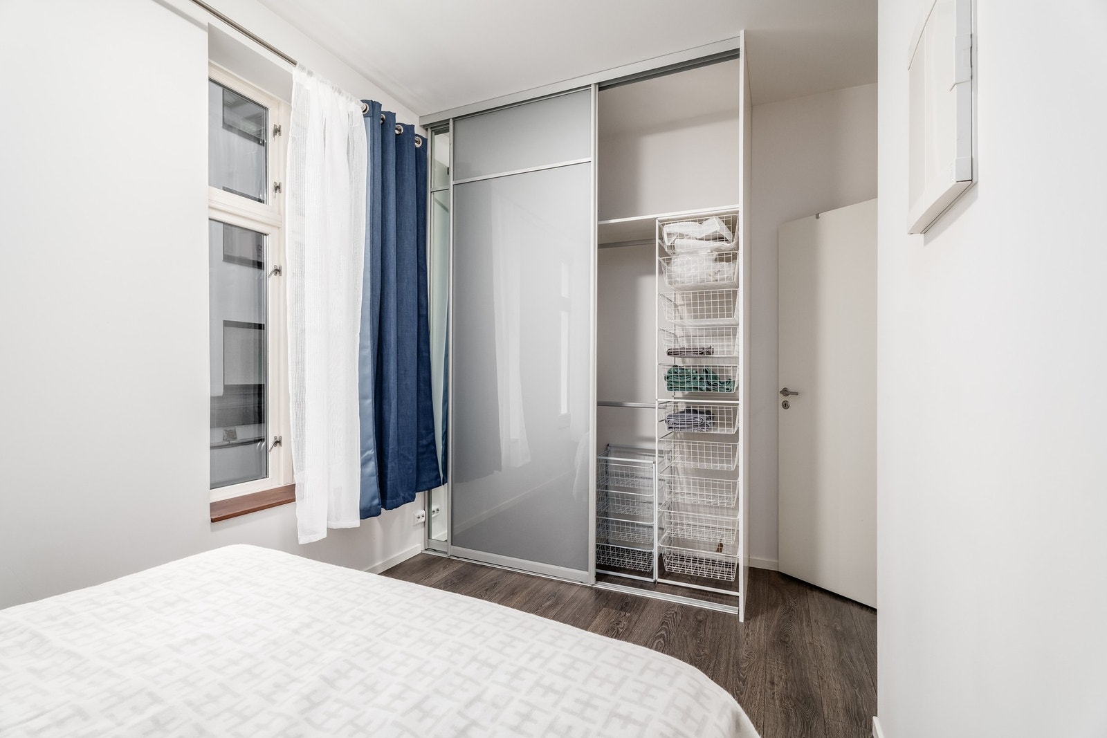 Stort soverom med garderobeskap. Galleribilde