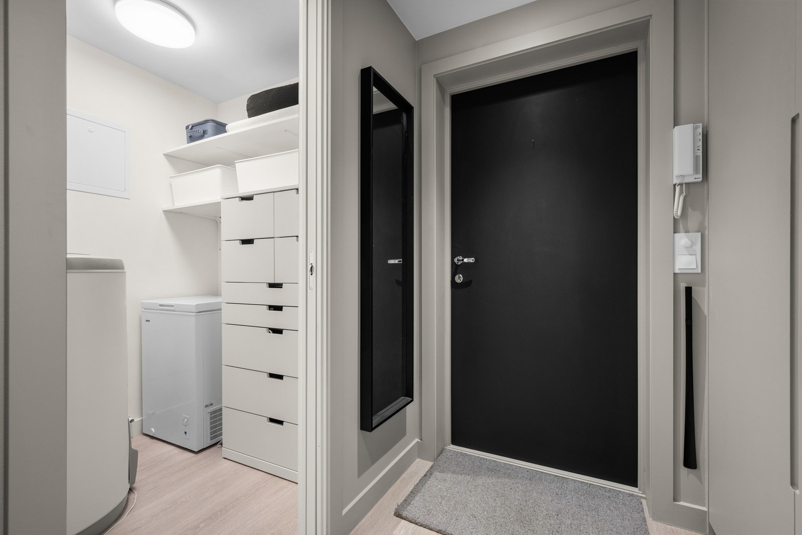 For ytterligere oppbevaringsmuligheter er det en innvendig bod på 2,3 kvm og en ekstern bod i 2.etasje på 4,9 kvm. Galleribilde
