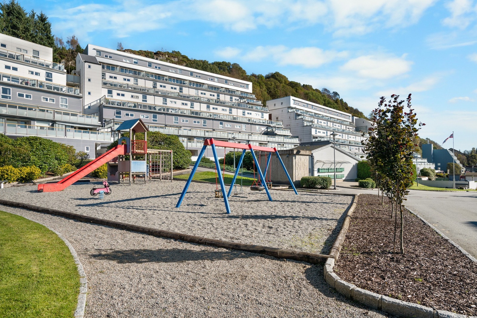 Det er gjort rehabilitering av fasade, vinduer og balkongdør i 2010. Galleribilde