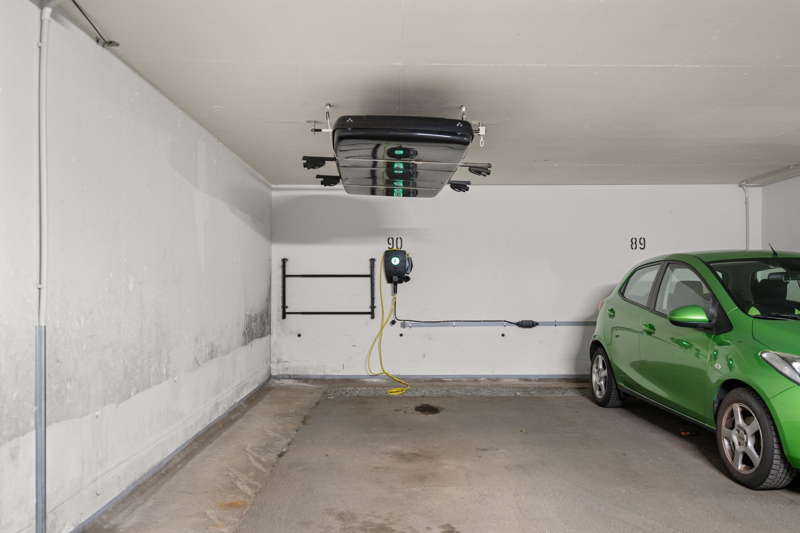Fast plass i garasje med elbil-lader. Galleribilde