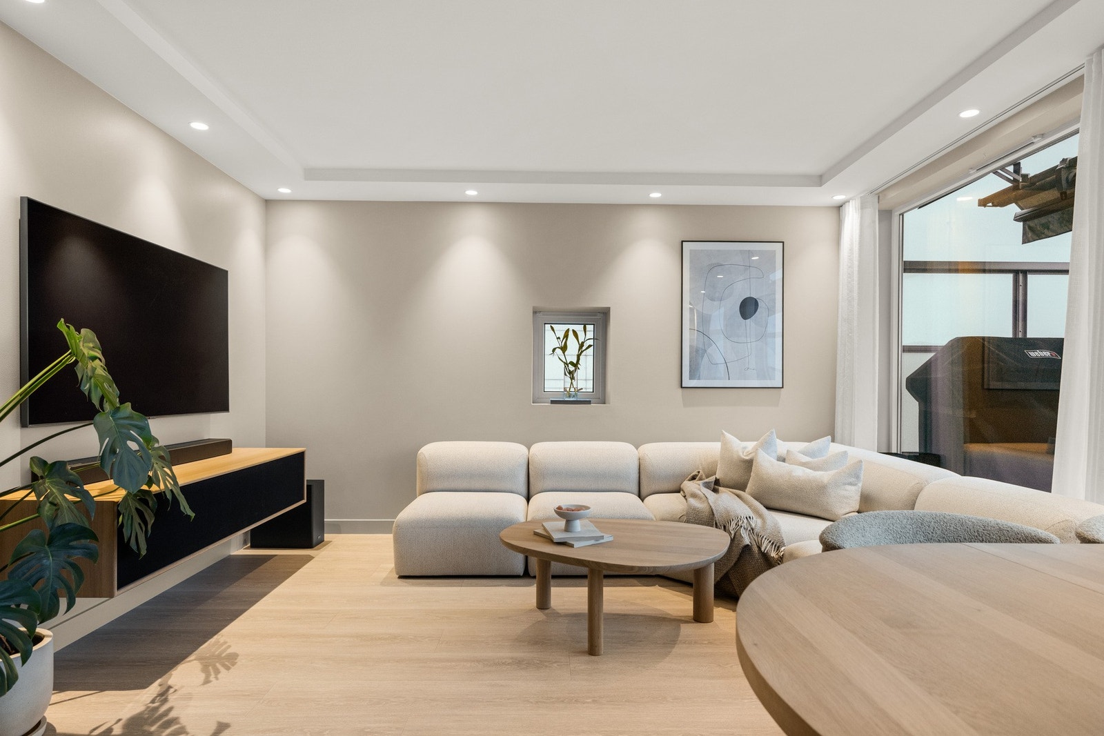 Rommet er praktisk utformet, og det er god plass til en stor sofa, stuebord og en hyggelig spisegruppe. Galleribilde