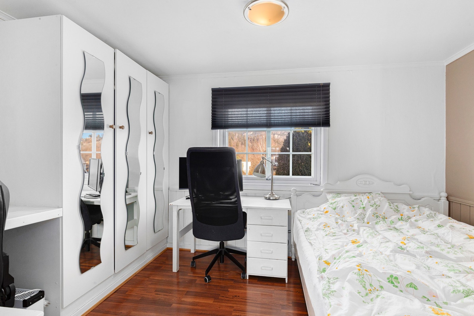 Soverommene er alle av god størrelse og har plass til dobbeltseng og garderobeløsninger Galleribilde