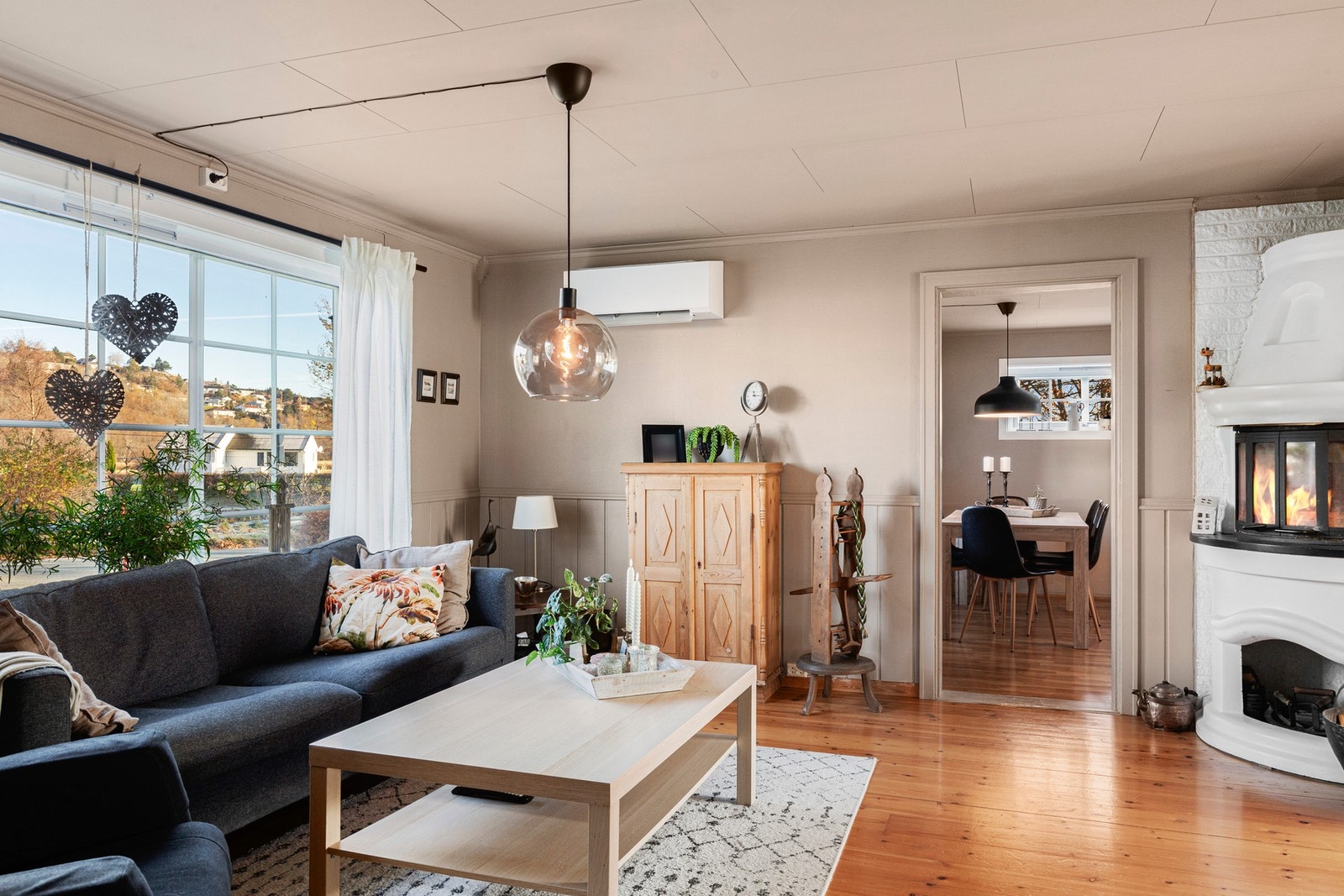 Boligen varmes opp med peisovn og varmepumpe Galleribilde