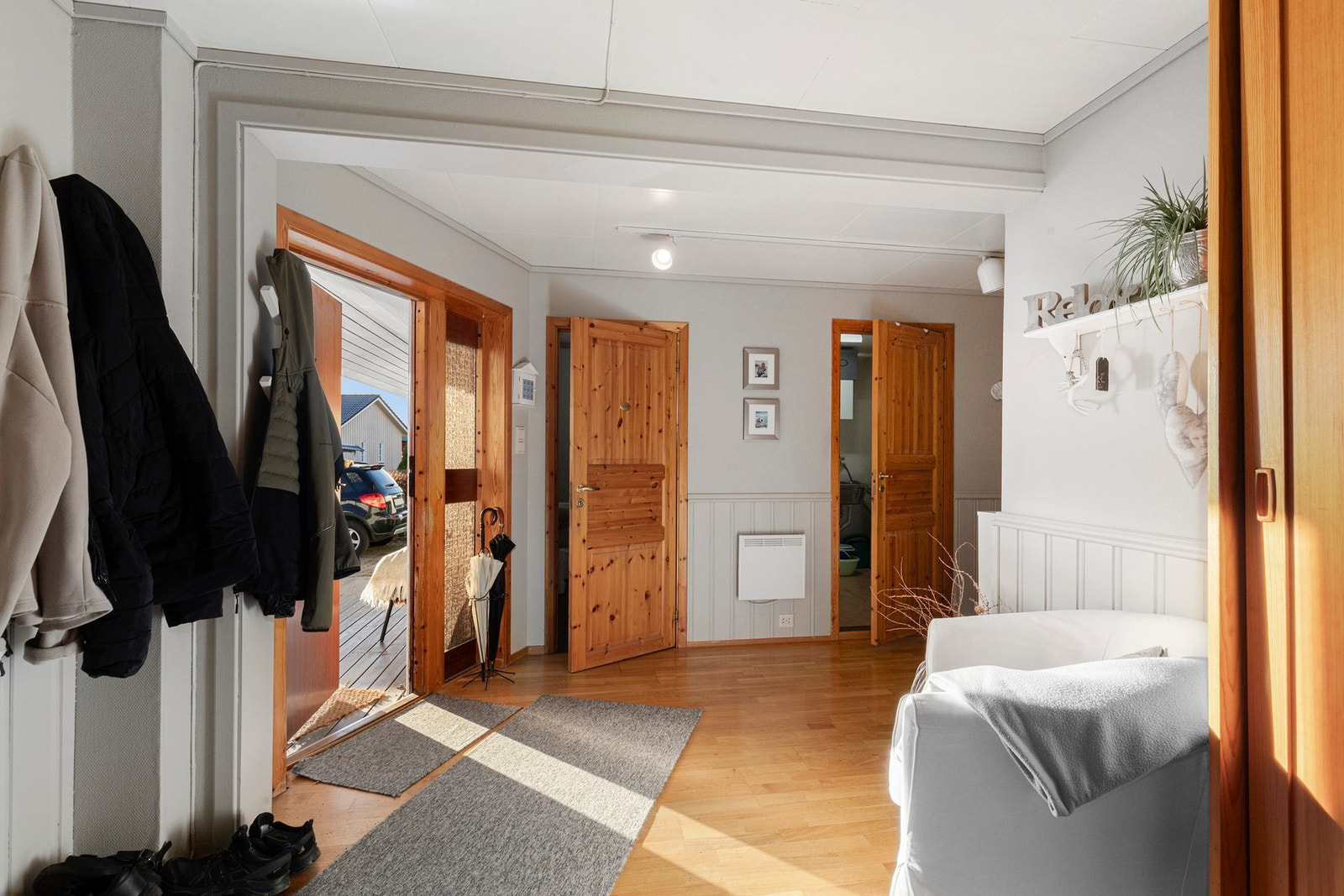 Velkommen inn! Romslig entré med god plass til oppbevaring Galleribilde