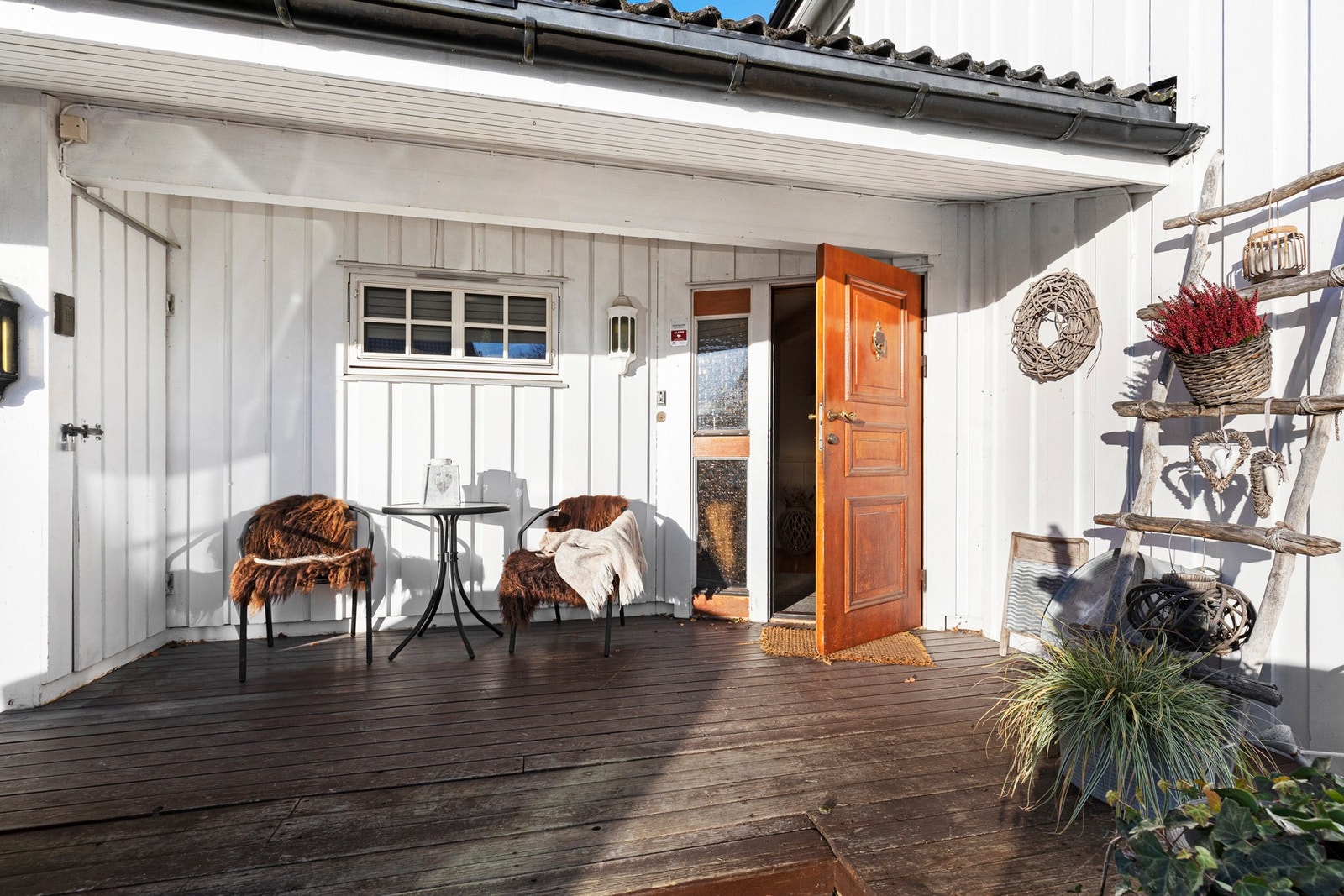 Flott inngangsparti med takoverbygg Galleribilde