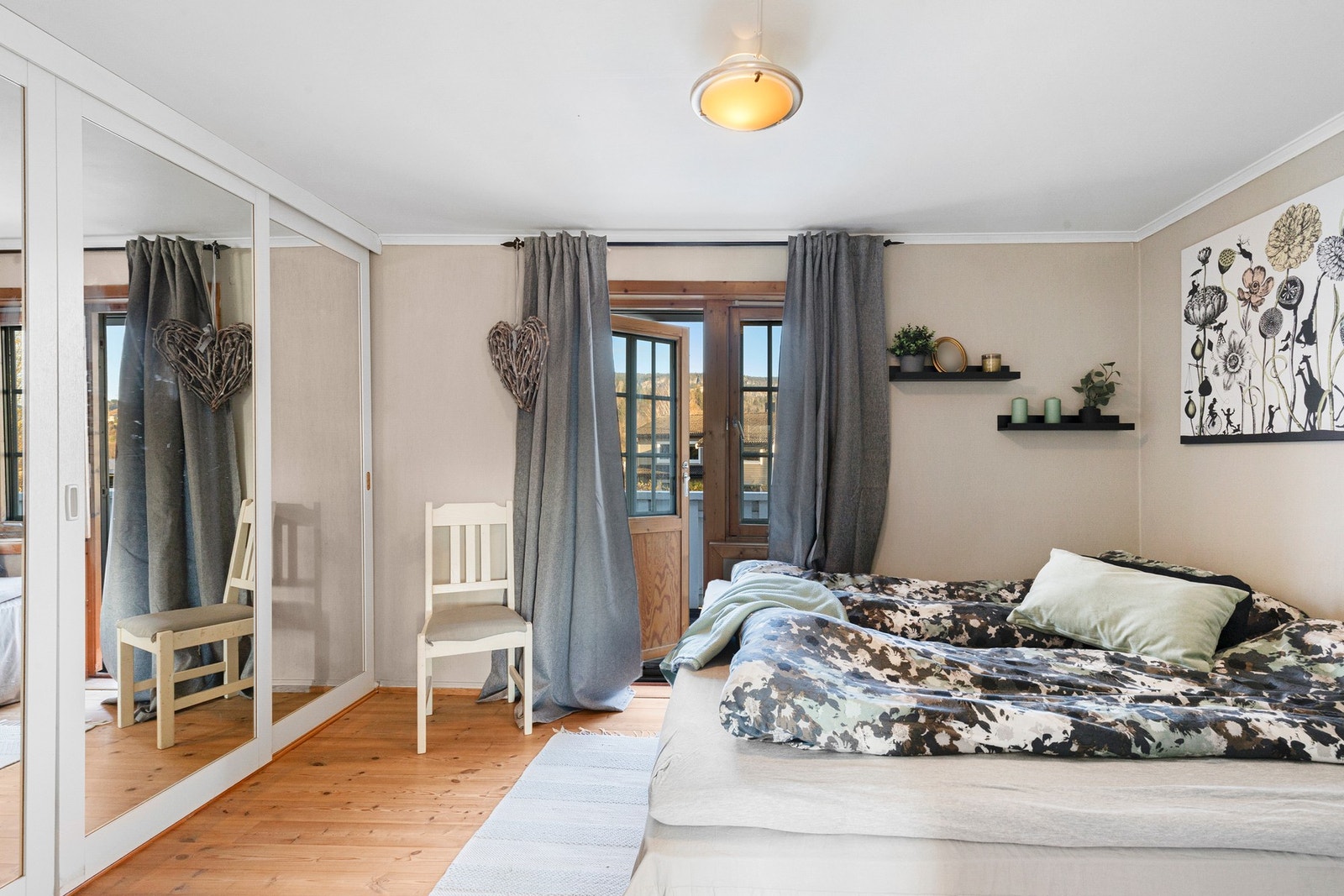 Fra det største soverommet har man utgang til balkong Galleribilde