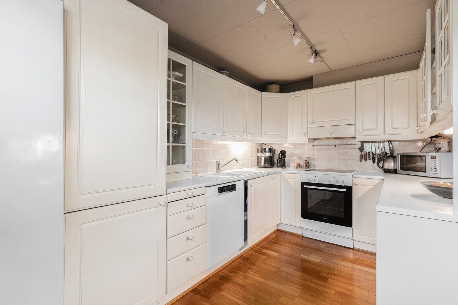 Kjøkken med god skap- og benkeplass Galleribilde