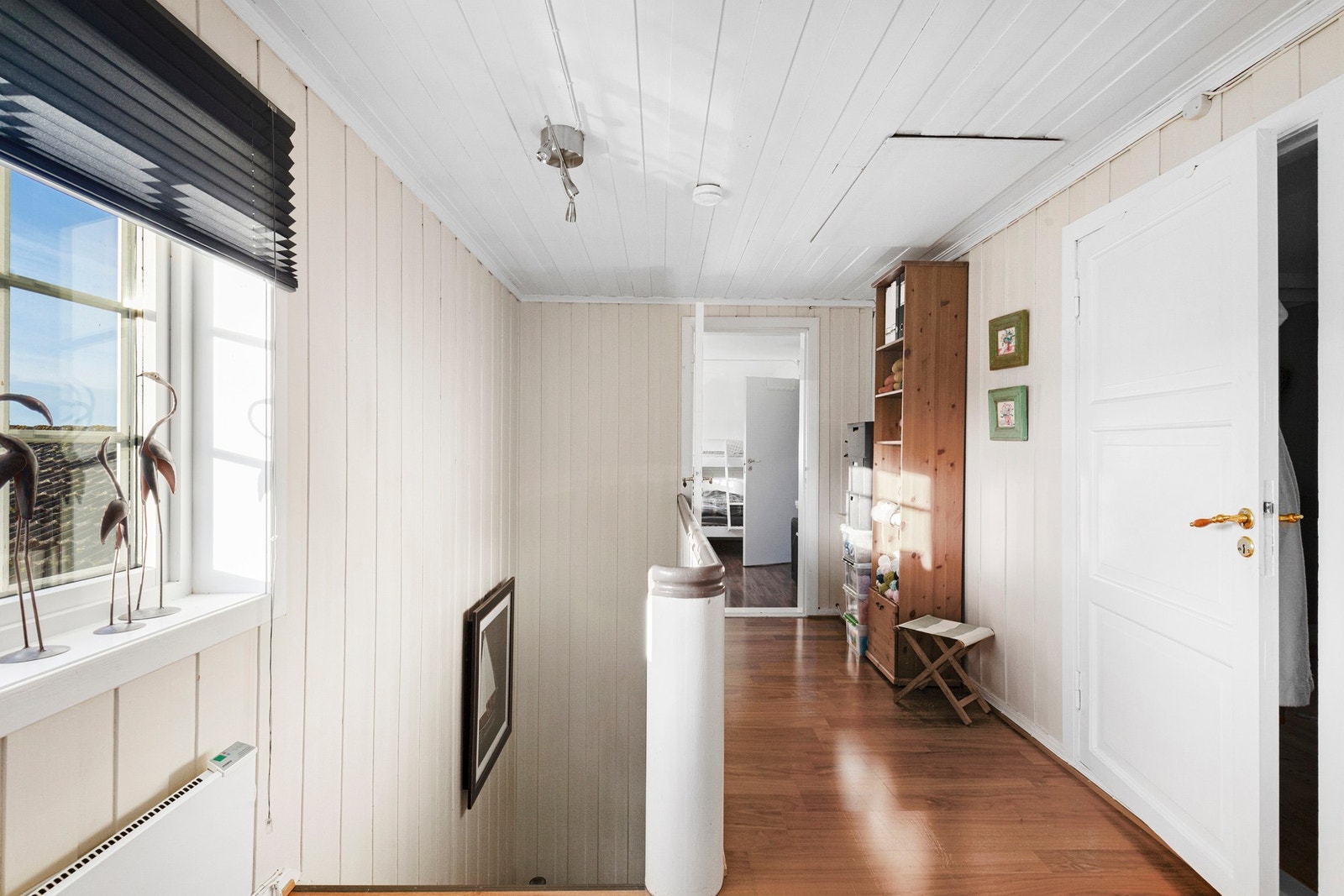 Oppe i loftetasjen finner man boligens 5 soverom Galleribilde