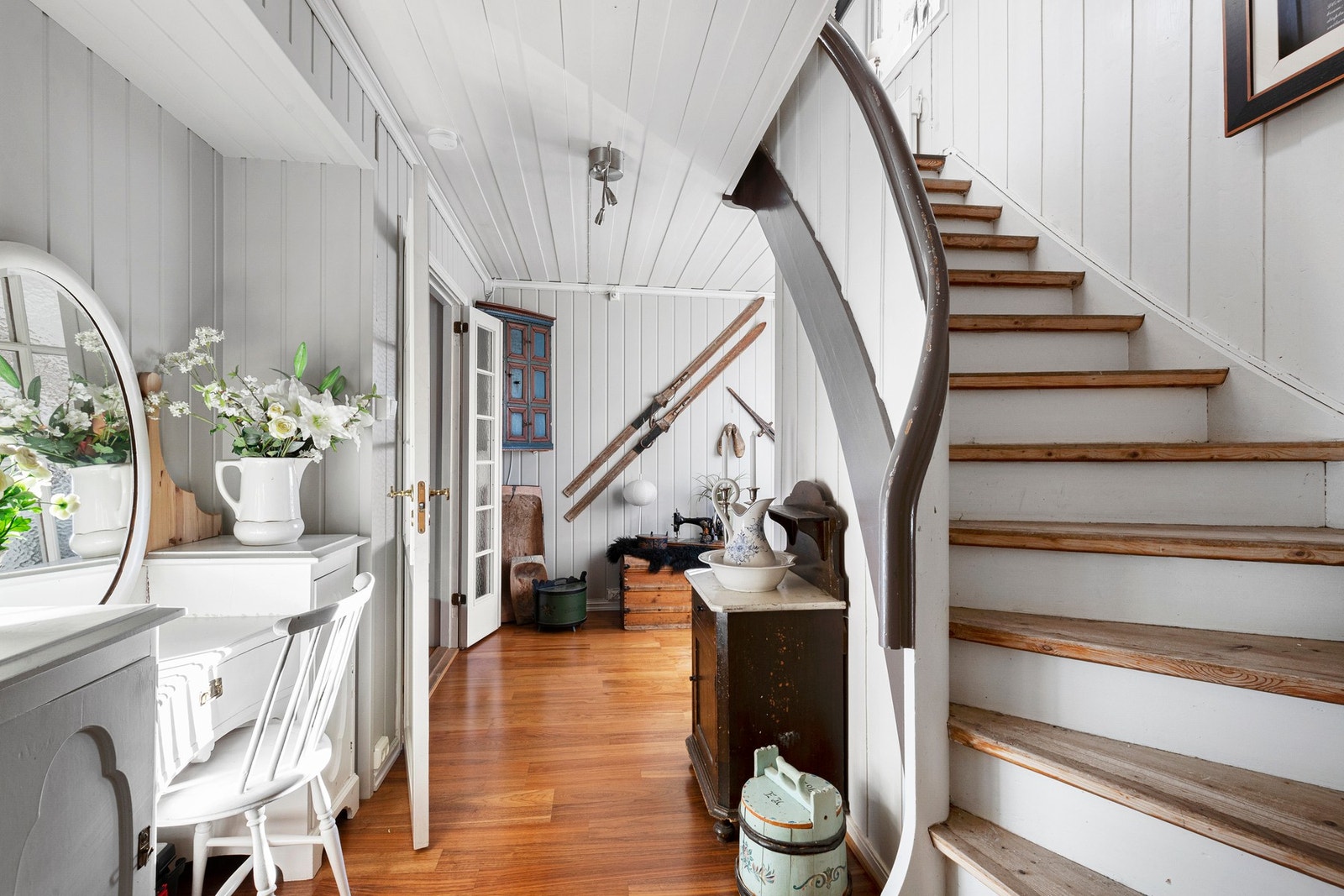 Klassisk og karakteristisk bolig med gjennomført stil Galleribilde