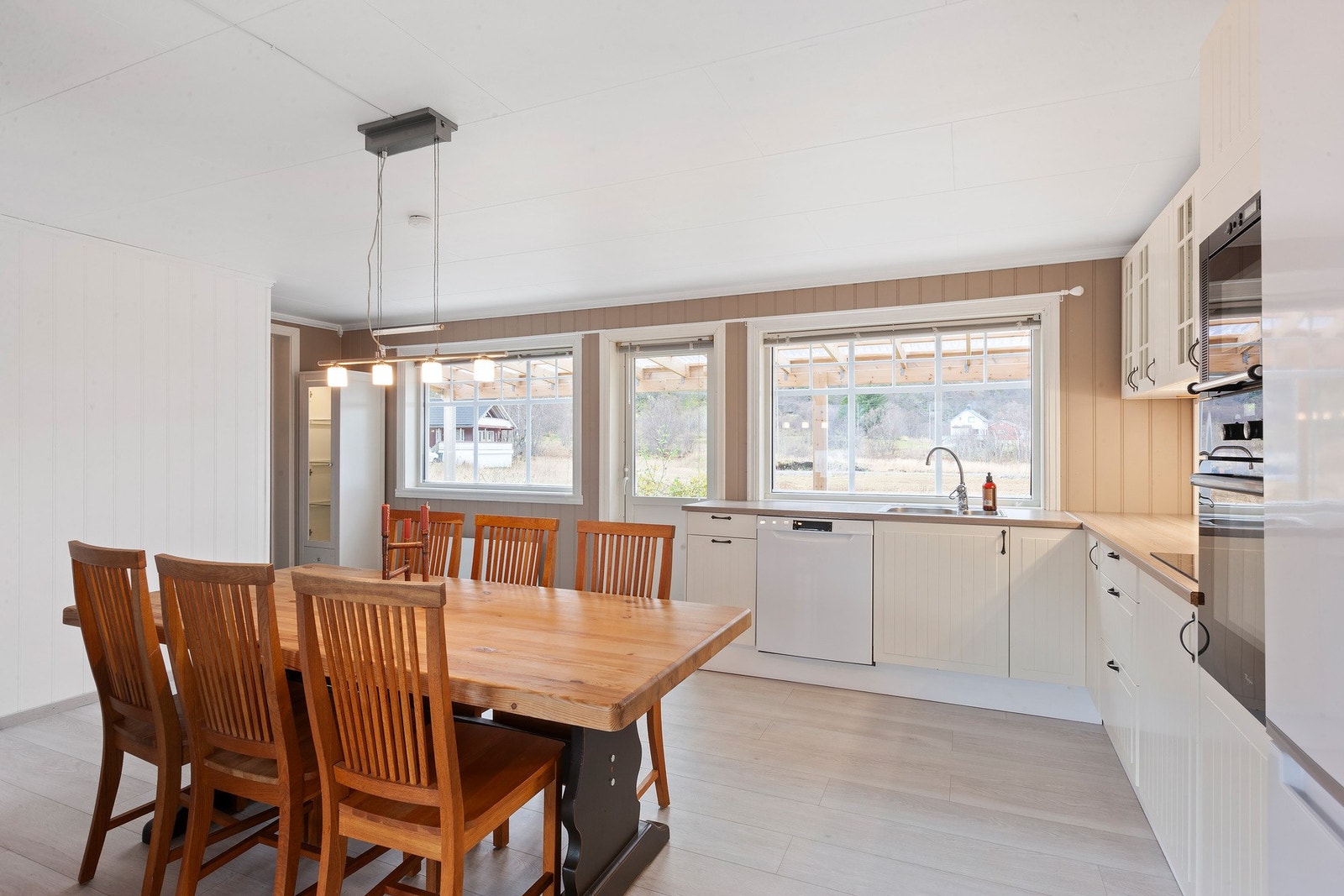 Fra kjøkkenvinduene har man flott utsikt til fjellet Strøna og havet Galleribilde