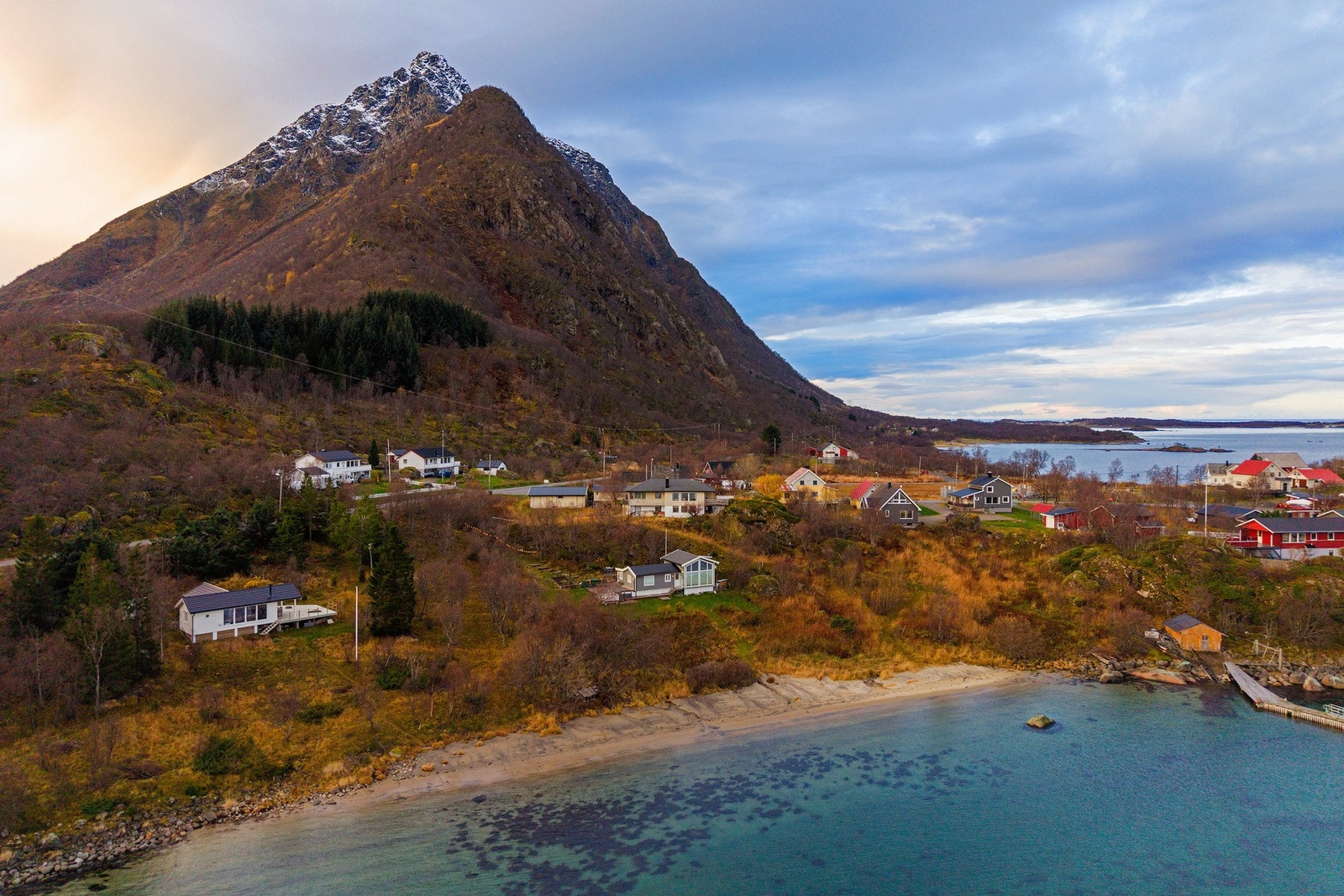Det går en sti fra eiendommen ned til sandstranden Galleribilde