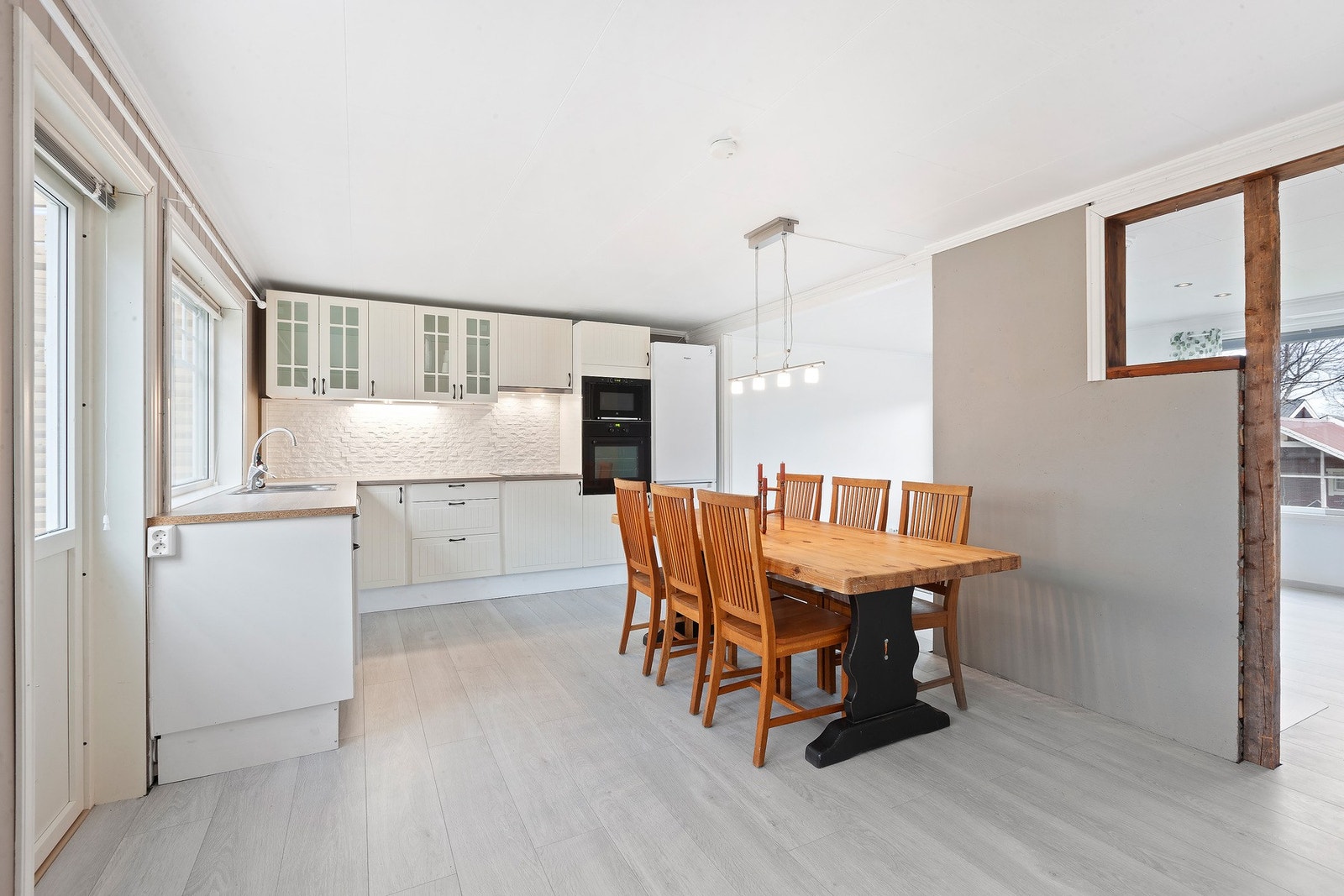 Kjøkken med plass til spisebord Galleribilde