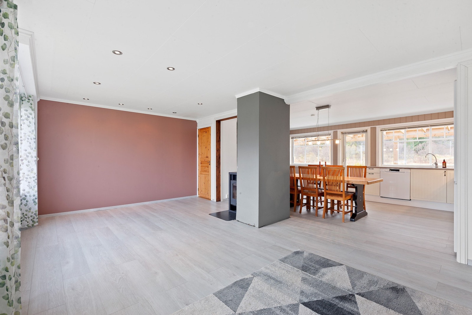 Kjøkken og stue ligger delvis i en åpen lønsing Galleribilde