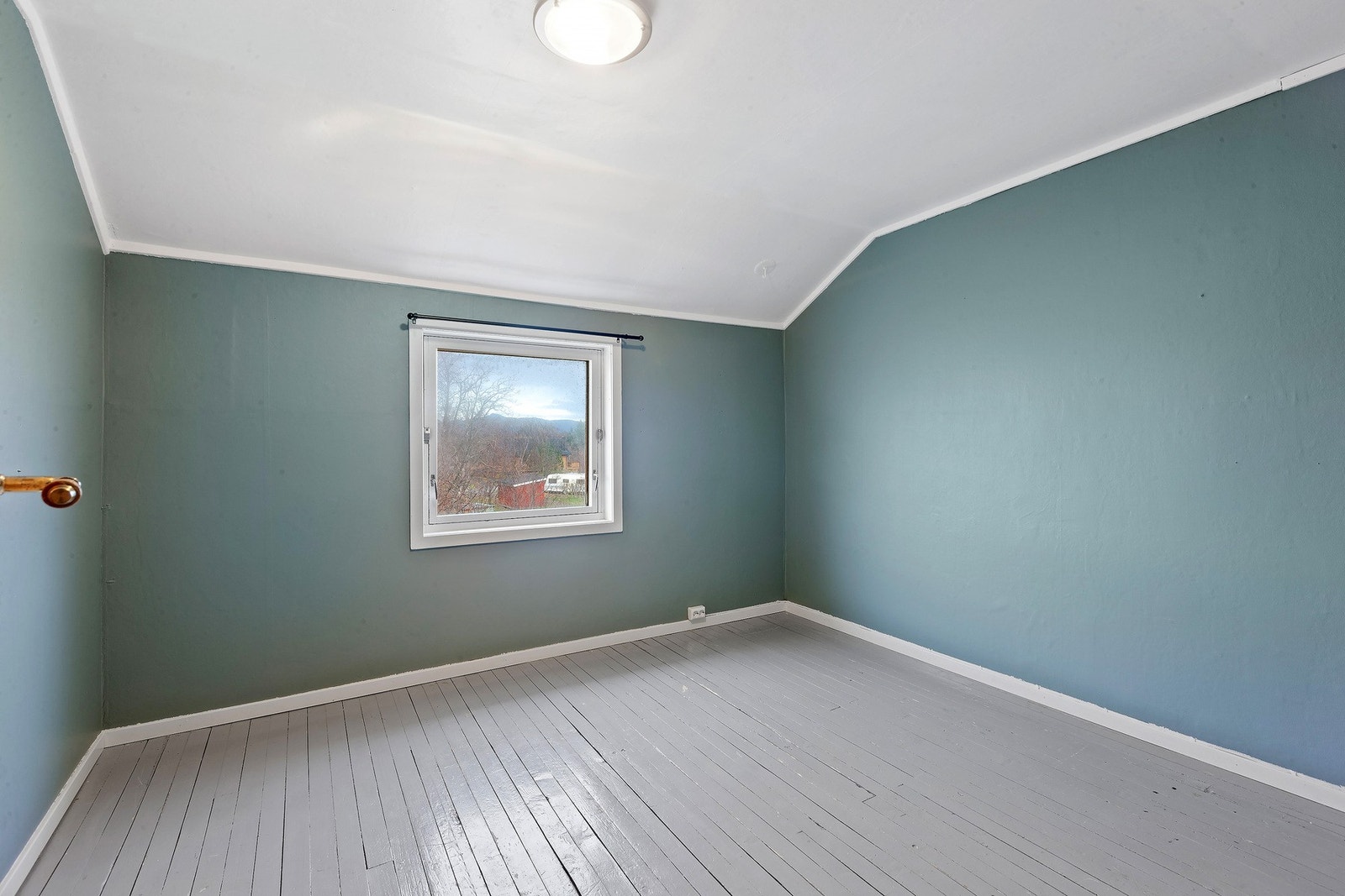 Det er 3 soverom i loftetasjen Galleribilde