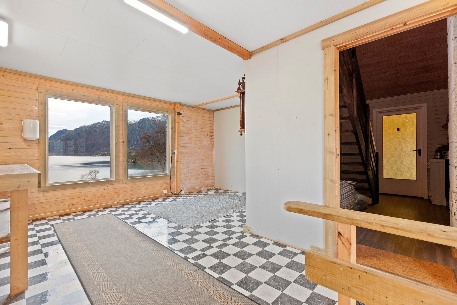 Oppholdsrom ved siden av garasjedelen Galleribilde