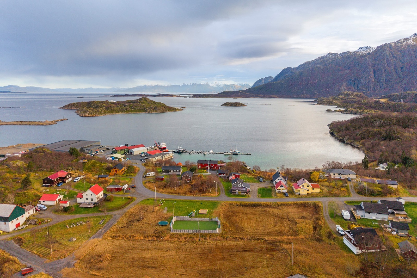 Eiendommen byr på en romslig tomt med plass til både lek og avslapning Galleribilde