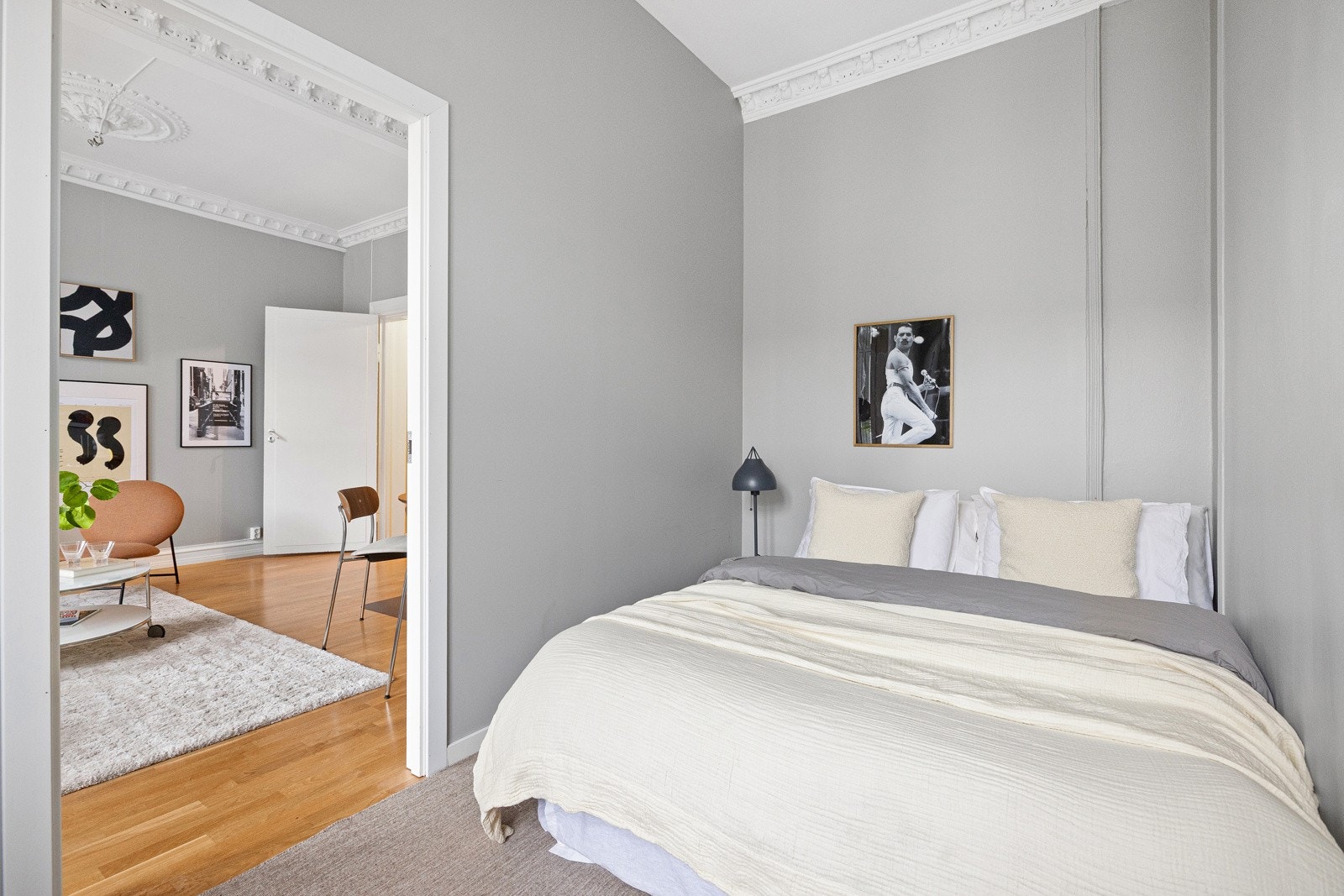 Soverommet har god plass til dobbeltseng med nattbord på hver side. Galleribilde