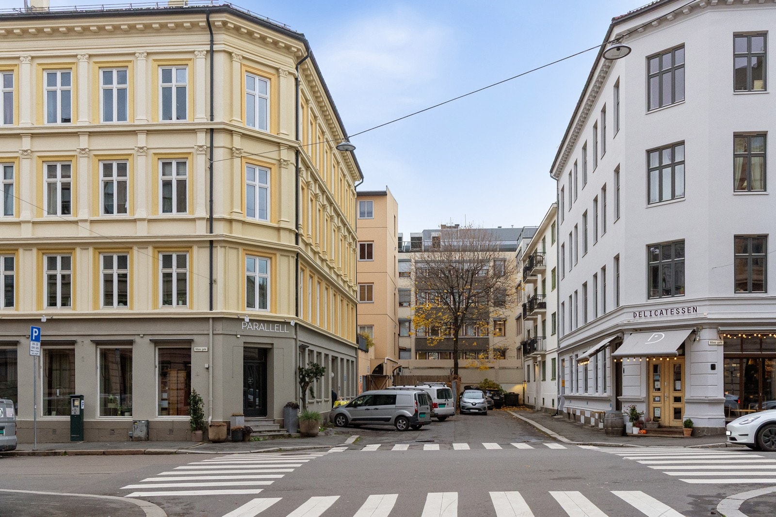 Eiendommen ligger i et urbant, populært og meget sentralt boligområde på Majorstuen i Oslo. Boligen ligger rett ved bymessige fasiliteter, flere treningssentre og hyggelige parker. Galleribilde