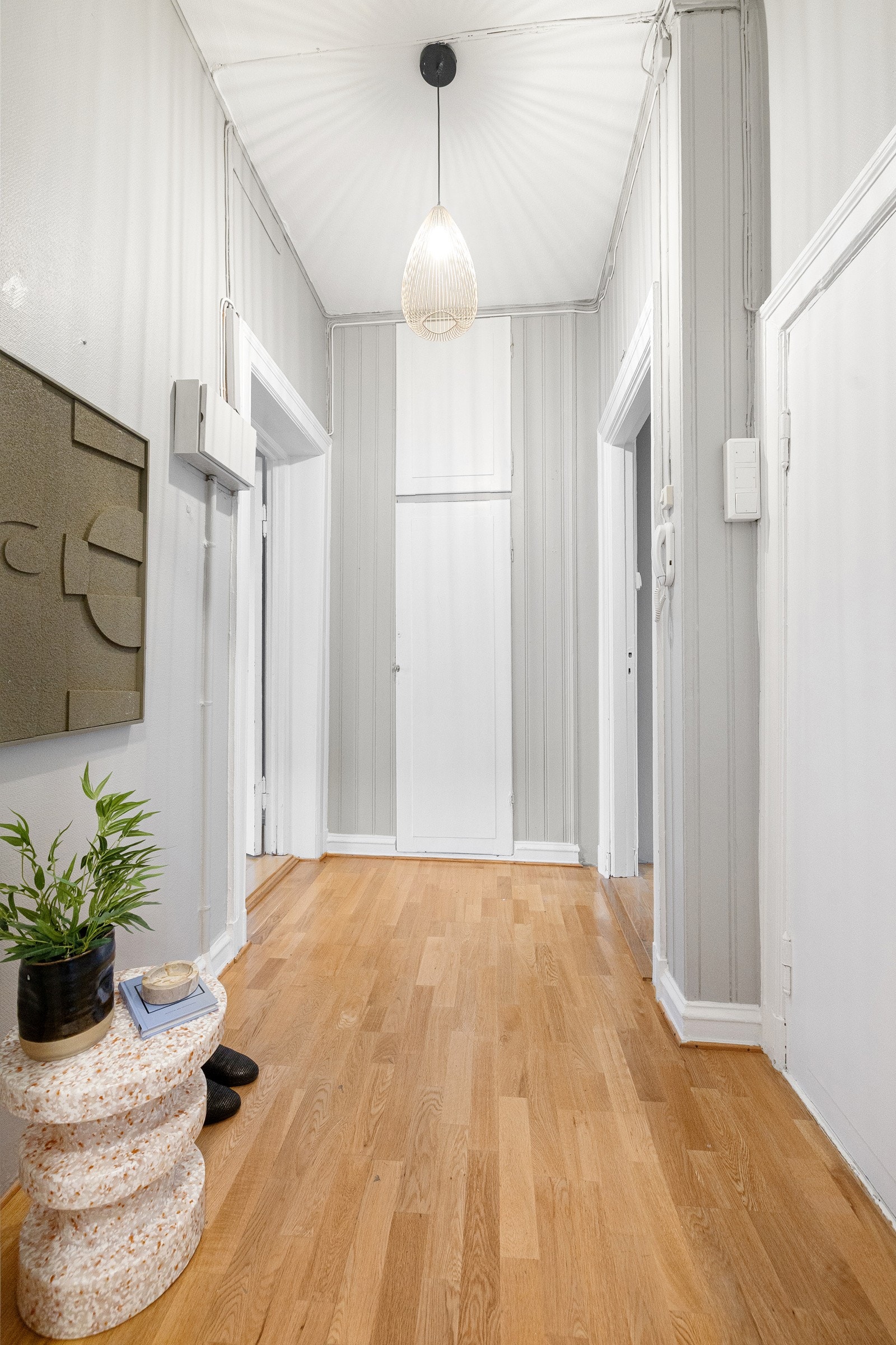 Det er et innebygget skap som gir ekstra lagringsplass. Galleribilde