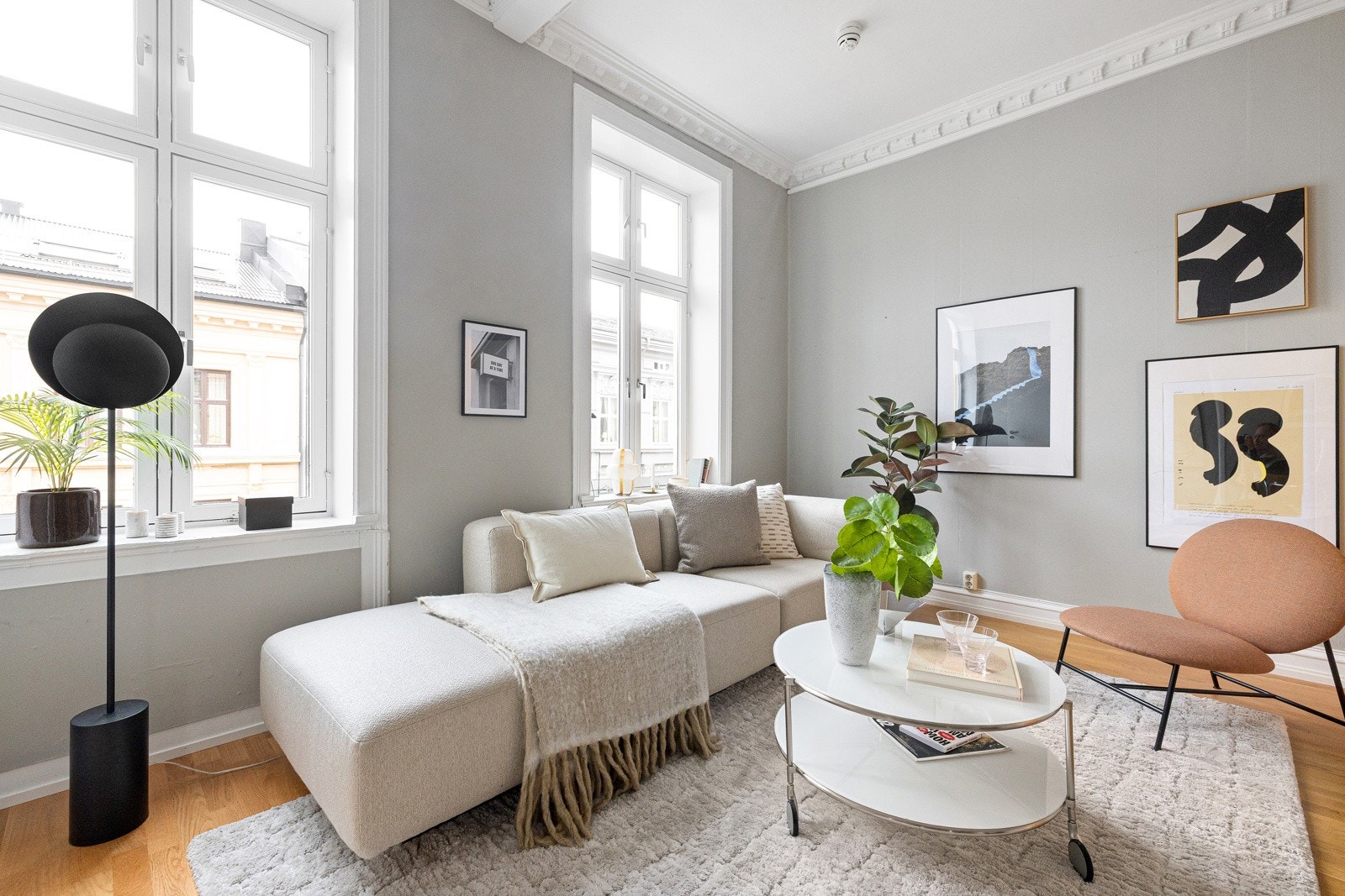 Veggene er malt i en dempet gråtone som står i vakker kontrast til den lyse himlingen og de hvite listene. Galleribilde