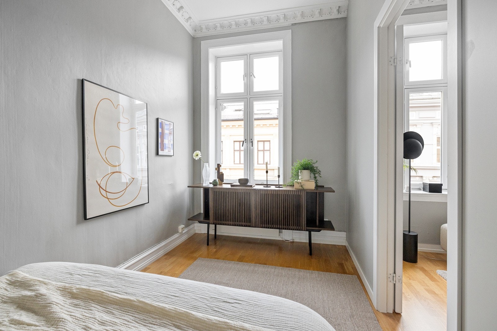 Det store vinduet slipper inn dagslys og gjør rommet lyst og trivelig. Galleribilde