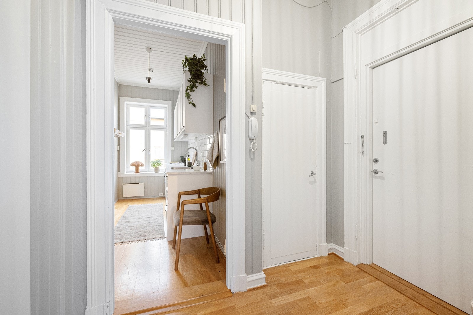 Entréen fremstår som lys og praktisk, med plass til oppbevaring av sko og yttertøy. Galleribilde