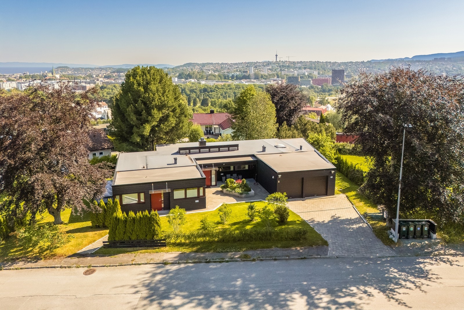 Bildet viser hvor flott boligen er der den ligger på en stor, tilnærmet flat tomt på nær 1,7 mål som nesten ikke finnes lenger så sentralt i Trondheim Galleribilde