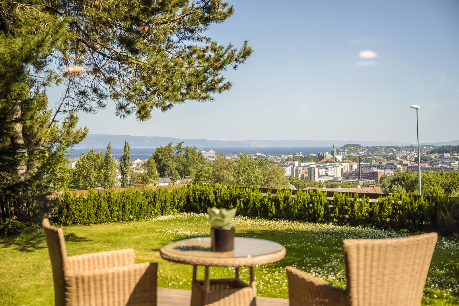 Utsikt over byen fra kjøkkenbordet. Uteområdet "skyter ut" i form av et platå mot den storslåtte utsikten. Galleribilde