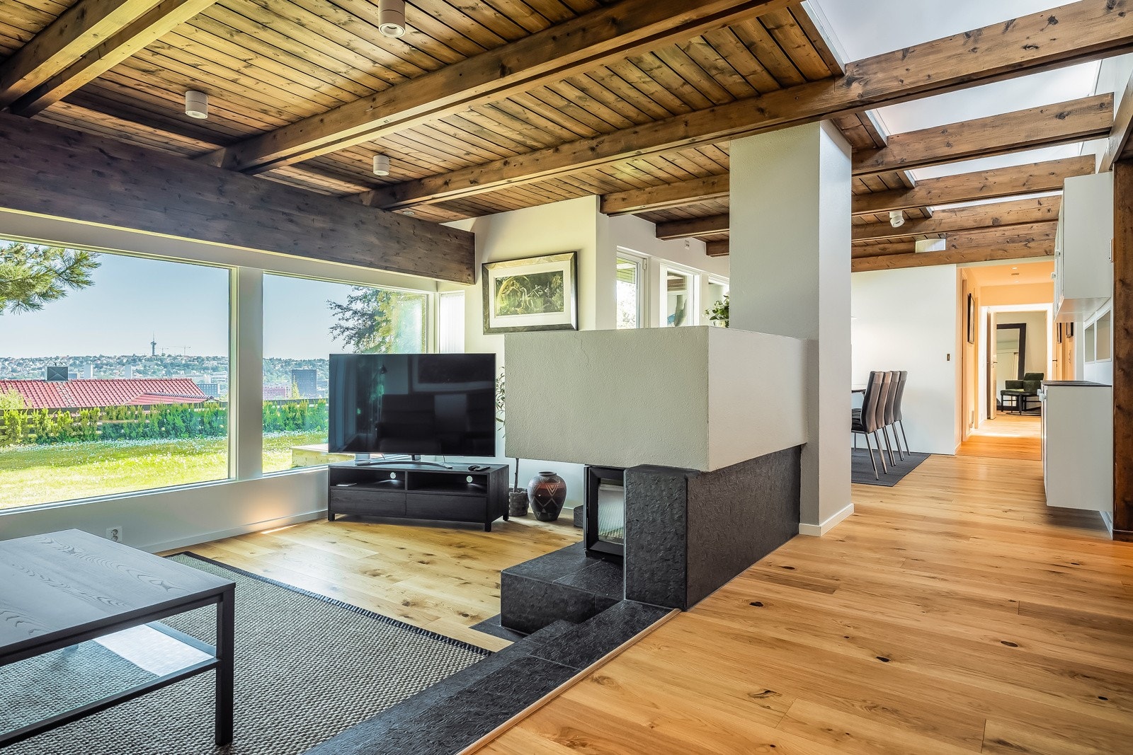 Stua, husets hovedrom er planlagt for et godt sted å bo og leve. Her har ulike funkssjonsområder fått plass i form av ulike "stasjoner" som tvstasjon, spisestasjon, rundbordsstasjon, sofastasjon og arbeidsstasjon m.m. Galleribilde